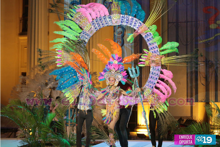 Candidatas a Reina del Carnaval desfilan en traje de fantas&iacute;a